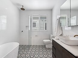Spacious 3-bedroom Home With Private Pool & BBQ