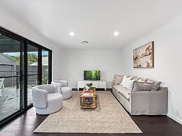 Spacious 3-bedroom Home With Private Pool & BBQ