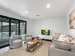 Spacious 3-bedroom Home With Private Pool & BBQ