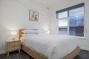 3-bed Campbelltown Stay With Private Balcony