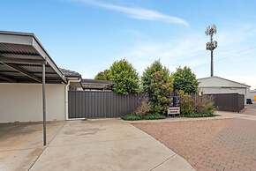 3-bed Campbelltown Stay With Private Balcony