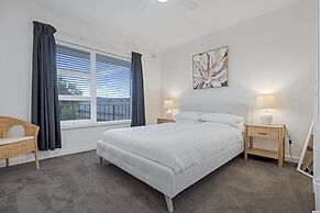 3-bed Campbelltown Stay With Private Balcony