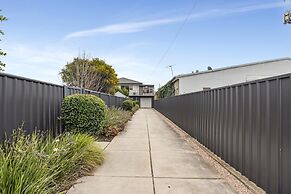 3-bed Campbelltown Stay With Private Balcony