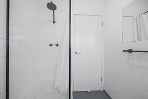 3-bed Campbelltown Stay With Private Balcony
