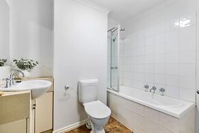 Chic 2-bed Apartment Near Albert Park