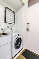 Chic 2-bed Apartment Near Albert Park