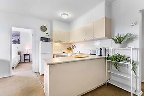 Chic 2-bed Apartment Near Albert Park