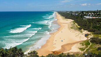 2-bed Coastal Haven With Pool by Sunshine Beach