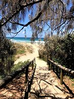 2-bed Coastal Haven With Pool by Sunshine Beach
