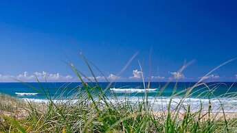 2-bed Coastal Haven With Pool by Sunshine Beach