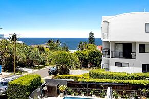 2-bed Coastal Haven With Pool by Sunshine Beach