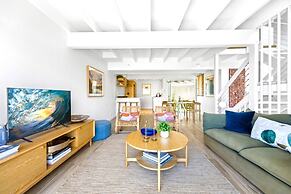 2-bed Coastal Haven With Pool by Sunshine Beach