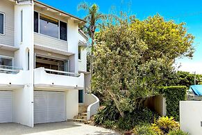 2-bed Coastal Haven With Pool by Sunshine Beach