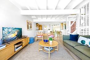 2-bed Coastal Haven With Pool by Sunshine Beach