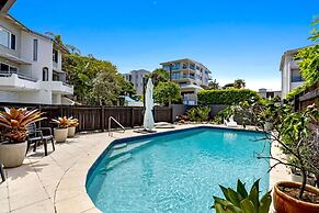 2-bed Coastal Haven With Pool by Sunshine Beach