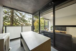 Chic Inner-city 2-bed Abode With Pool, Gym & Sauna