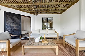 Beachside 4-bed Retreat With Study Nook & Views