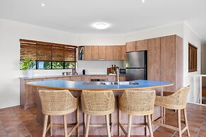 Beachside 4-bed Retreat With Study Nook & Views