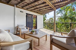 Beachside 4-bed Retreat With Study Nook & Views