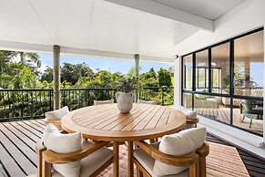 Beachside 4-bed Retreat With Study Nook & Views