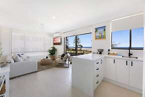 Beachfront Studio With Balcony & Stunning Views