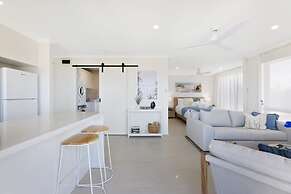 Beachfront Studio With Balcony & Stunning Views