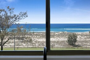 Beachfront Studio With Balcony & Stunning Views