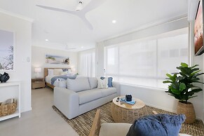 Beachfront Studio With Balcony & Stunning Views