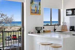 Beachfront Studio With Balcony & Stunning Views
