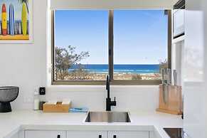 Beachfront Studio With Balcony & Stunning Views