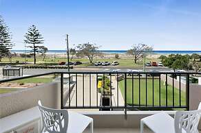Beachfront Studio With Balcony & Stunning Views