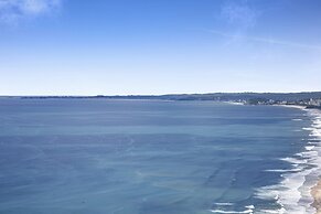 Oceanfront 2-bed With Spectacular View Pool & Gym