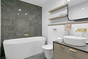 Oceanfront 2-bed With Spectacular View Pool & Gym