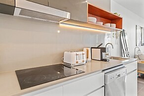 Stylish West End Stay With Rooftop Pool & BBQ