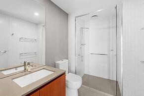 Stylish West End Stay With Rooftop Pool & BBQ