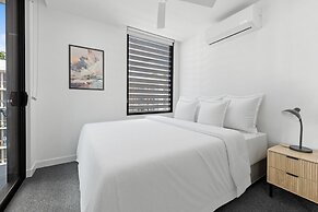 Stylish West End Stay With Rooftop Pool & BBQ