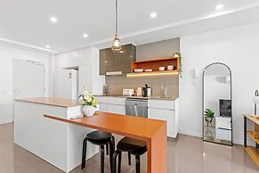 Stylish West End Stay With Rooftop Pool & BBQ