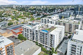 Stylish West End Stay With Rooftop Pool & BBQ