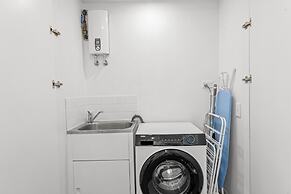 Stylish West End Stay With Rooftop Pool & BBQ