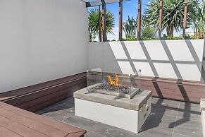Stylish West End Stay With Rooftop Pool & BBQ