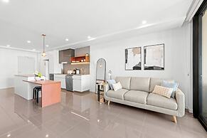 Stylish West End Stay With Rooftop Pool & BBQ