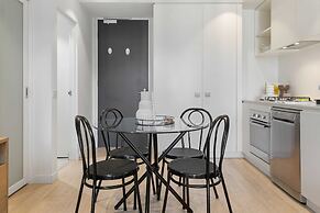 Charming 1-bed Apartment With a Balcony