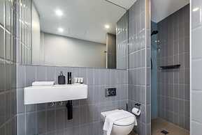 Stunning 1BR Apartment With Water Views