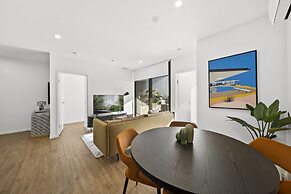 Refined 2-bed With Luxurious Building Amenities