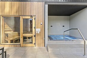 Refined 2-bed With Luxurious Building Amenities