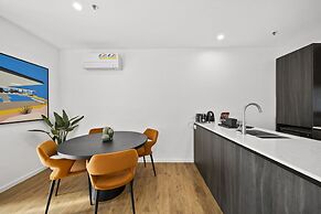 Refined 2-bed With Luxurious Building Amenities