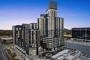 Refined 2-bed With Luxurious Building Amenities
