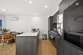 Refined 2-bed With Luxurious Building Amenities