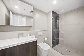 Refined 2-bed With Luxurious Building Amenities