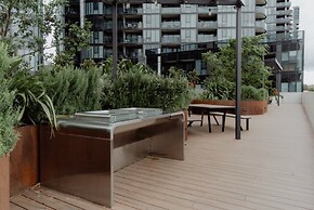 Refined 2-bed With Luxurious Building Amenities